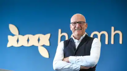Mit einer Shopping-Software für Bildschirmtext ging es los, nach 28 Jahren gehört die Bremer Mulitmediaagentur Hmmh zu einem der führenden Spezialisten für E-Commerce-Lösungen und mobile Anwendungen. Vorstandssprecher Stefan Messerknecht setzt dabei nach eigenen Angaben auf agiles Arbeiten im Team mit flachen Hierarchien.