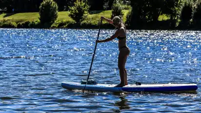 Warum die Mittagspause nicht mal sportlich nutzen, so wie einige Stand-up-Paddler am Werdersee?