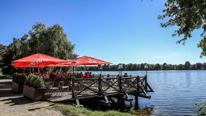 Im Il Lago lässt es sich im Sommer bei einem kühlen Getränk und und mit Blick auf den Stadtwaldsee gut aushalten.
