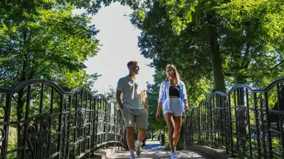 Justin Quiring und Dana Seitz aus Verden haben dieses Jahr ihr Abitur gemacht und freuen sich, dass sie ihre Freizeit bei Sonnenschein im Bürgerpark verbringen können. Nach einer Runde Minigolf machten sie einen Spaziergang durch Bremens grüne Oase.