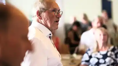 Bildungsexperte Wilfried Steinert sprach vor zahlreichen Zuhörern darüber, dass Kinder Bildung und Förderung statt reiner Betreuung benötigen.