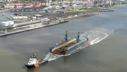 Am 6. Juli startete der Hochseeschlepper "Titan" in Bremerhaven, um das Schwimmdock in Richtung Jamaika zu ziehen. Nach einer Stunde musste er umdrehen.