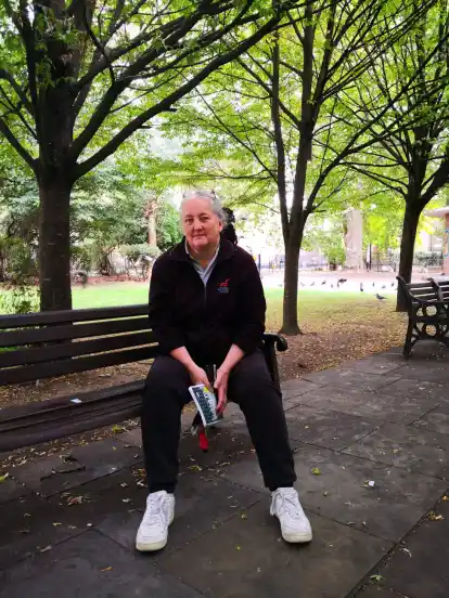 Die 55-jährige Kay Ballard ist froh, dass sie in einem Sozialbau wohnen kann. Seit Jahren kämpft sie darum, dass das ihr Zuhause im Londoner East End modernisiert wird, bislang vergeblich.