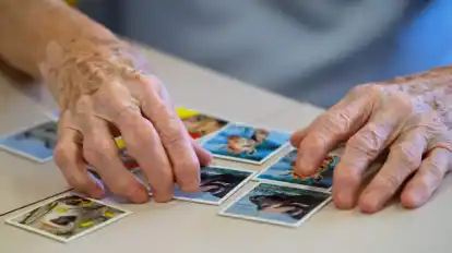 Gedächtnistraining für demenzkranke Menschen kann durch spezielle Spiele und Aktivitäten gefördert werden, die auf ihre Bedürfnisse zugeschnitten sind.