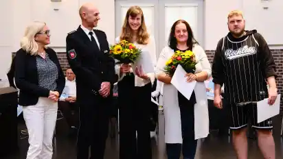 Petra Gerlach (von links) verleiht mit Polizeichef Wilfried Grieme die Urkunden und Blumensträuße an Fenja Ziolko, Jennifer Plamp und Xaver Behrens.