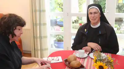 Beim Frühstück erzählt Schwester Deodata von ihrem Hilfsprojekt, der Raphael Oase im Bremer Osten.