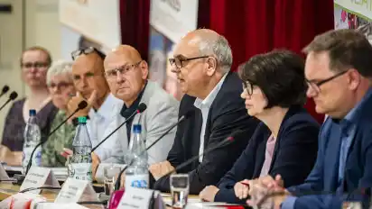 Bürgermeister Andreas Bovenschulte (Mitte) verteidigte in Obervieland die Pläne des Senats für eine Reduzierung der Klinikstandorte.