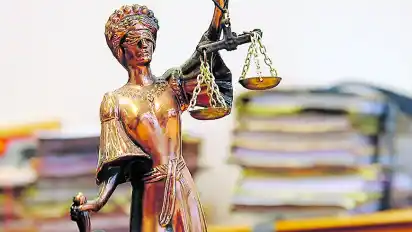 Vor Gericht werden mitunter mehrere Straftaten und die dafür vorgesehenen Einzelstrafen zusammengefasst. (Symbolbild)