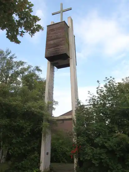 Bleibt er erhalten? Die Zukunft des markanten Kirchturms der Gemeinde ist noch nicht entschieden. Abriss oder Erhalt sind denkbar.