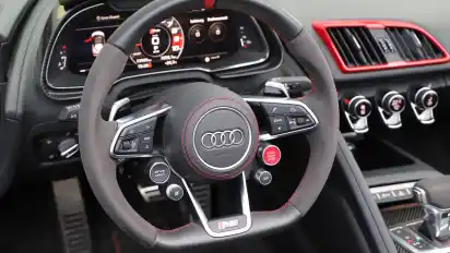 Statt eines Zentralbildschirms hat man das gesamte Infotainment ins Cockpit gelegt.