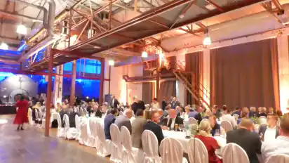 Gutes Essen und gute Gespräche am Freitagabend auf der Jubiläumsfeier der Innung Sanitär Heizung Klima im Heizwerk vom Tabakquartier.