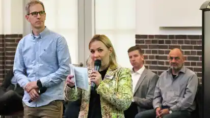 Stadtplanerin Julika Holz leitete die Informationsveranstaltung in der Markthalle über die anstehenden Rückbauten.