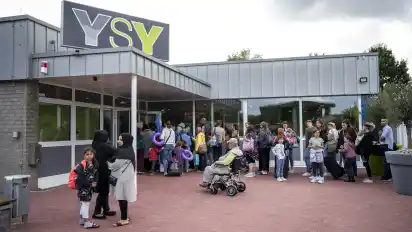 Groß war der Andrang bei der Wiedereröffnung des Syker Hallenbads. Große und kleine, junge und alte Freunde des Bade- und Schwimmspaßes warteten geduldig auf ihren Einlass.