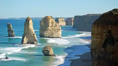 Die zwölf Apostel ragen aus dem Meer vor der Küste Australiens. Sie sind ein beliebtes Ziel für deutsche Urlauber. Die Region wird auf der Reiselust im November vertreten sein.