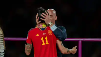 Ein Kuss, der um die Welt ging: Spaniens Fußballpräsident Luis Rubiales küsst Weltmeisterin Jennifer Hermoso gegen ihren Willen auf den Mund.