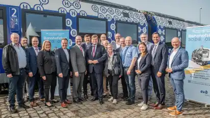 Ankunft der Ehrenga?ste in Bremervo?rde - darunter Minister Olaf Lies (Zweiter von rechts).