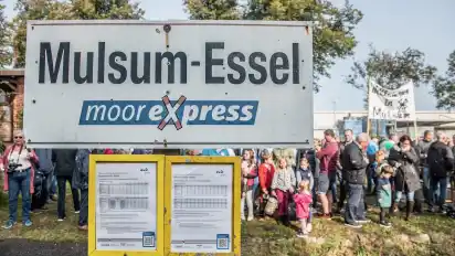Anwohner in Mulsum-Essel empfangen den Ero?ffnungszug.
