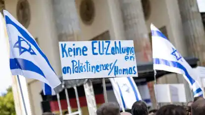 Menschen nehmen an einer Solidaritätsdemo für Israel auf dem Pariser Platz am Brandenburger Tor teil.