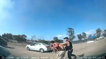 Auf diesem Bild aus einem Videos attackiert ein bewaffneter Palästinenser einen Israeli während eines Angriffs von militanten Hamas-Kämpfern auf die Teilnehmer eines Musikfestivals in der Negev-Wüste.