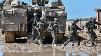 Israelische Soldaten steigen aus einem gepanzerten Fahrzeug nahe der Grenze zwischen Israel und Gaza im Süden Israels.