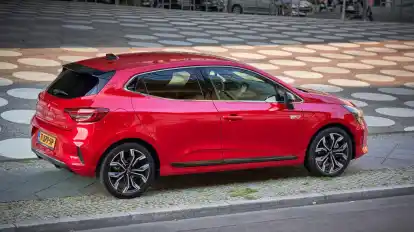 Okay, die Ansicht kennt man ja schon. Echtes Überraschungspotenzial kann der Colt 2023 nicht bieten – vom Renault Clio unterscheidet ihn nur eine Frontpartie im Stil der Japaner und der Schriftzug am Heck.