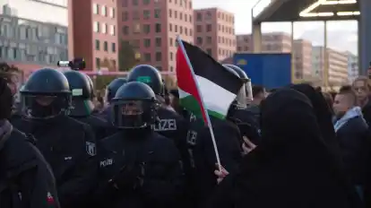 Polizisten sind am vergangenen Sonntag bei einer verbotenen Pro-Palästina-Demonstration am Potsdamer Platz in Berlin im Einsatz.