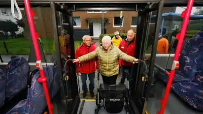 Sieghild Macharzina (Mitte) übt das Ein- und Aussteigen, nachdem ihr die beiden Mobilitätstrainer Hartmut Köhler (links) und André Gieschen zuvor hilfreiche Tipps gegeben hatten.