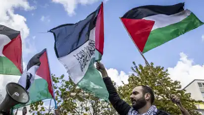 Überall in Deutschland, so wie hier in Düsseldorf, werden derzeit Palästina-Flaggen geschwenkt. Eine für Freitag in Bremen angemeldete Demonstration hat die Innenbehörde jetzt genehmigt, eine für Sonnabend nicht.