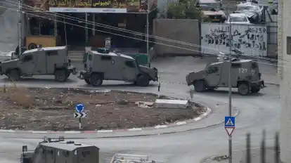 Fahrzeuge des israelischen Militärs in Nur Shams. Hier haben israelische Soldaten eine Razzia durchgeführt.