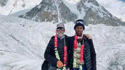 Ghulam Murtaza Sadpara (r.) und ein anderer Bergsteiger bei der Besteigung des Gasherbrum II in Pakistan 2021.