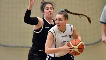 Pauline Hollenbeck (am Ball) und der BC VSK Osterholz-Scharmbeck haben einen Auftakt nach Maß in der Basketball-Landesliga hingelegt.