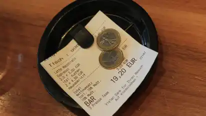 Die Deutsche-Knigge-Gesellschaft empfiehlt in der Gastronomie ein Trinkgeld von fünf bis zehn Prozent.