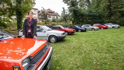 Lange Ahnenreihe: Autorin Anja Semonjek inmitten all der Colt-Modelle, die sich ab 1978 auf deutschen Straßen einen Namen gemacht haben.
