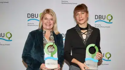 Die Preisträgerinnen Dagmar Fritz-Kramer (l) und Friederike Otto bei der Preisverleihung in Lübeck.