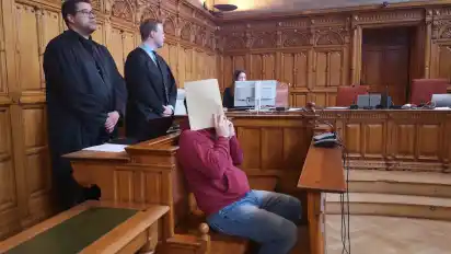 Der 43-jährige Manuel W. (rechts) steht derzeit vor Gericht, weil er zwei Patienten in einem Bremer Pflegeheim durch eine Überdosis Medikamente getötet haben soll.