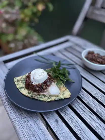 Zarter Zander mit Pflaumenmus, Walnüssen und gebackenem Ziegenkäse