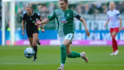 Ansturm Richtung Kölner Tor: Szene mit Werder-Angreiferin Sophie Weidauer beim 3:0-Sieg beim Hinspiel gegen Köln im Oktober im Weserstadion.