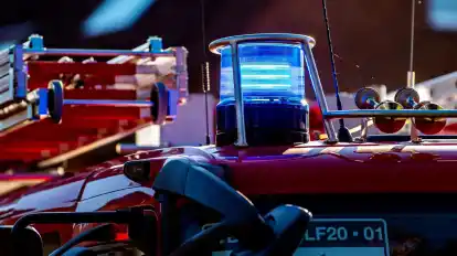 Die Feuerwehr Bremerhaven ist mit einem Großaufgebot an der Stromkaje in Bremerhaven im Einsatz.