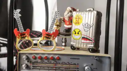Bevor die Radios in den Verkauf kommen, prüft Enno Janke sie.