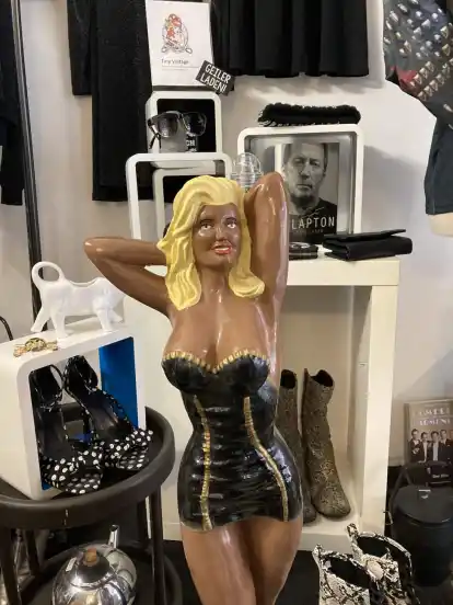 Ungewöhnliche Einrichtungsgegenstände und individuelle Second-Hand-Mode gehören zum Konzept.