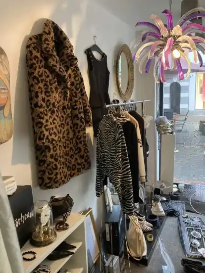 Eine ausgefallene Lampe beleuchtet das Schaufenster in der Fußgängerzone.