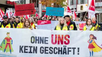 Mitarbeiter und Mitarbeiterinnen aus dem Handel bei einer Streikkundgebung am 1. November in Osnabrück.