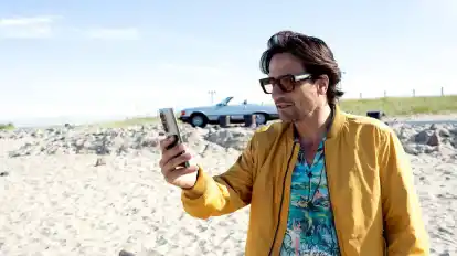Schauspieler Tim Seebach (Oliver Mommsen) kehrt nach Hause an die Nordsee zurück. Eine Szene aus „Mord oder Watt? Ebbe im Herzen“.