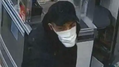 Nach einem Überfall auf einen Discounter in Vegesack im März 2023 fahnden Polizei und Staatsanwaltschaft mit Fotos nach dem Täter.