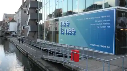 Ein Plakat mit der Aufschrift „nee is nee“ (Nein heißt Nein) hängt an einem Kongresszentrum im belgischen Mechelen. Bislang reicht in vielen EU-Ländern ein Nein vonseiten der Frauen nicht aus, um als Tatbestand der Vergewaltigung zu gelten.
