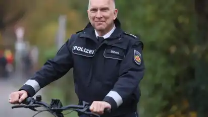 Andreas Dölvers geht nach 46 Jahren bei der Polizei in den Ruhestand. Zuletzt war er als Kontaktpolizist in Grambke tätig.