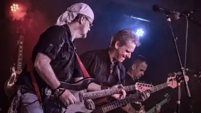 Die Red Cat Rocker aus Bremen heizen dem Publikum in Oyten am 29. März ordentlich ein.