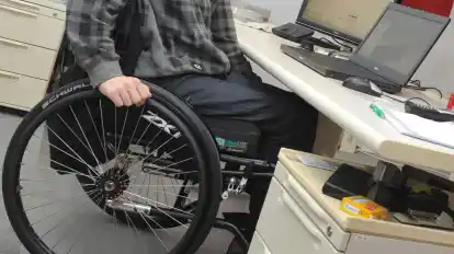 Beim "Job-carving" wird zunächst auf die Fähigkeiten geguckt, die jemand hat. Dann sucht man einen passenden Arbeitsbereich und entsprechende Aufgaben.
