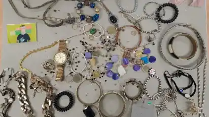 Ein Beutel mit diversem Schmuck wurde in der Erichshofer Heide gefunden. Die Polizei sucht Hinweise zum Eigentümer.
