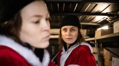 Natalie Förster (Tinka Fürst, r.) ermittelt verdeckt beim Kurierdienst. Fahrerin Jenny (Paula Kober) weist sie ein.